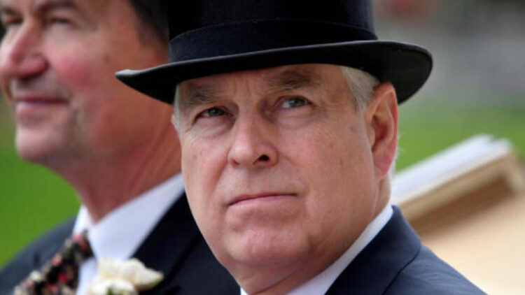 Adı Epstein belgelerinde geçen ve ünvanları alınan Kral Charles’ın kardeşi Andrew, kraliyet konutundan taşındı