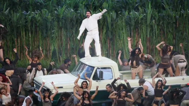 Bad Bunny, Super Bowl tarihindeki ilk İspanyolca gösteriye imza attı; Trump beğenmedi: Amerika’nın büyüklüğüne hakaret gibi