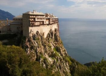 Bin yıllık kural sürüyor: AB sınırları içinde yalnızca erkeklerin yaşadığı adaya kadınların girişi hâlâ yasak