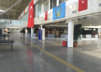 Havalimanında skandal: Ülkenin dört bir yanına uyuşturucu taşımışlar