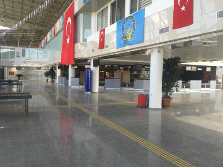 Havalimanında skandal: Ülkenin dört bir yanına uyuşturucu taşımışlar