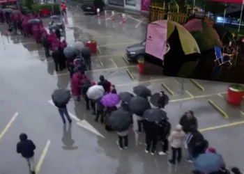 İndirim için yağmur altında sabaha kadar beklediler