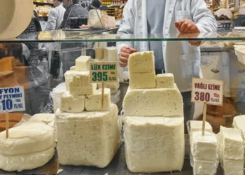 Eminönü’nde Ramazan durgunluğu: Kilo yerine gram ile alım, pastırmanın dilimi 70 lira, kaşar lüks oldu, beyaz peynir devri başladı