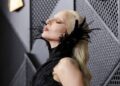 Lady Gaga’dan Grammy ödül gecesine damga vuran ‘siyah kuğu’ elbisesi