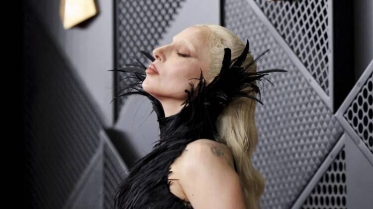 Lady Gaga’dan Grammy ödül gecesine damga vuran ‘siyah kuğu’ elbisesi