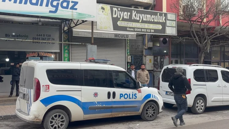 3’ü de çocuk: Maskeli, silahlı ve biber gazlı kuyumcu soygununda 1 kilo altın çaldılar