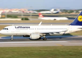 Münih Havalimanı’nda 500 yolcu lojistik aksaklıklar nedeniyle kış ortasında uçaklarda sabahladı