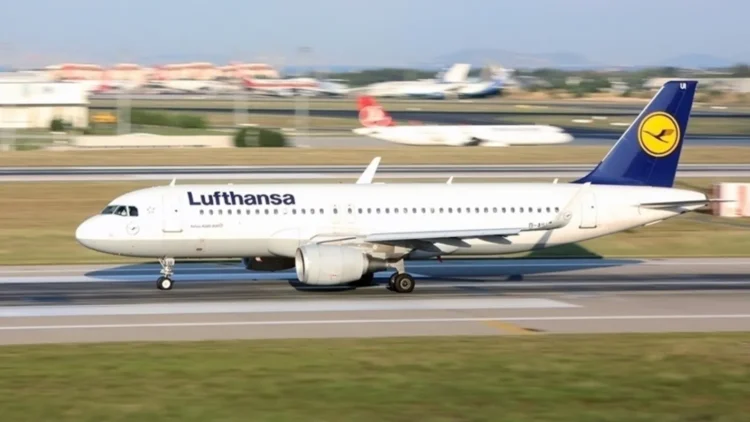 Münih Havalimanı’nda 500 yolcu lojistik aksaklıklar nedeniyle kış ortasında uçaklarda sabahladı