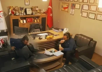 O anlar kamerada: Osmaniye’de sağlık çalışanı, kendi kendine yaptığı Heimlich manevrası ile hayata tutundu