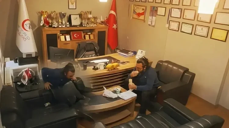 O anlar kamerada: Osmaniye’de sağlık çalışanı, kendi kendine yaptığı Heimlich manevrası ile hayata tutundu