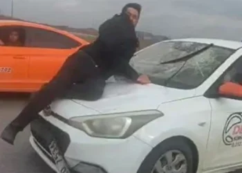 Sürücü eğitmeni dehşeti: Tartıştığı kişiyi kaputta 20 kilometre sürükledi