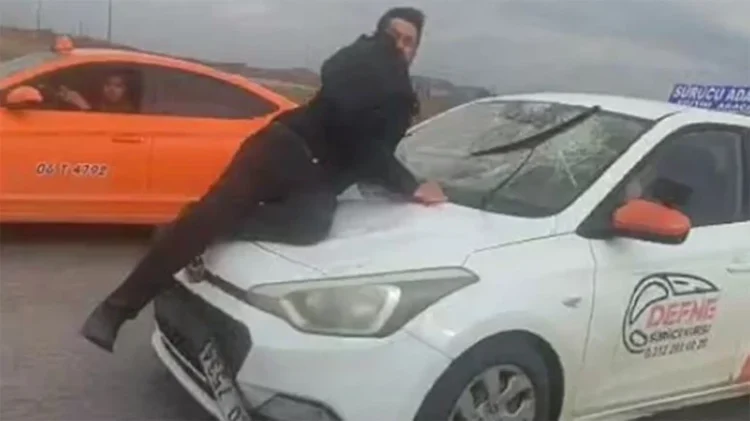 Sürücü eğitmeni dehşeti: Tartıştığı kişiyi kaputta 20 kilometre sürükledi