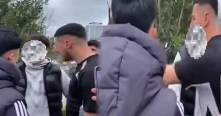 Yine aynı saç kesimi yine zorbalık: “Ben senin karınım öp lan şimdi elini”