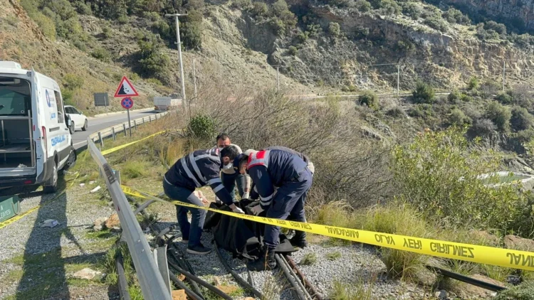 Antalya’da şüpheli ölüm: Yol kenarında bulunan kadının eşi ve oğlu tutuklandı