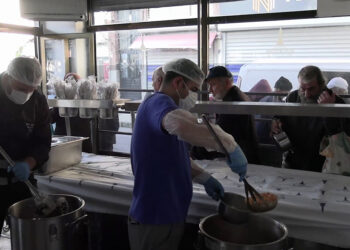 Dar gelirlinin sofrası belediye desteğiyle kuruluyor: “Bizleri bu duruma düşürenler utansın. Buradan yemek almasam açım”