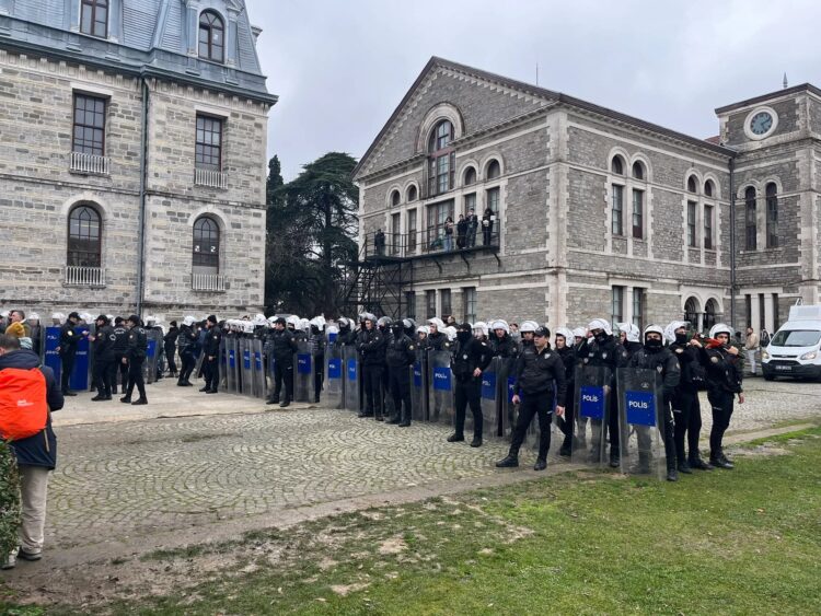 Boğaziçi Üniversitesi’nde polis ablukası