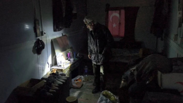 Depremzede 3 yıldır elektriksiz konteynerde yaşıyor: “Suyu güneşte ısıtıp, banyo yapıyorum”