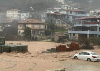 Hatay’da sağanak yağış: Ev ve işyerlerini su bastı