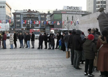 İftar çadırı sırasında konuşan emekli: “Ne Ramazan’ın tadı var, ne insanların tadı var. Yaşamak bir hiç, zor yani”