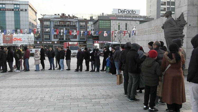 İftar çadırı sırasında konuşan emekli: “Ne Ramazan’ın tadı var, ne insanların tadı var. Yaşamak bir hiç, zor yani”