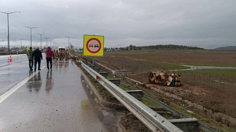 Gaziantep’te askeri araç şarampole devrildi