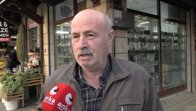Ramazan alışverişine çıkan yurttaş: “Emekliler bir an evvel ölsün diye uğraşıyorlar. Allah da bize can veriyor, yaşıyoruz”