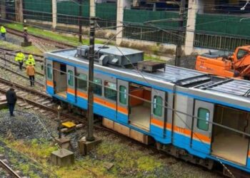 Esenler’de raydan çıkan metro nedeniyle seferler aksıyor