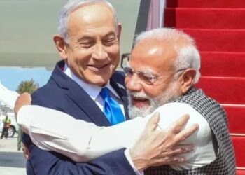 Hindistan Başbakanı uçaktan iner inmez Netanyahu’ya sarıldı