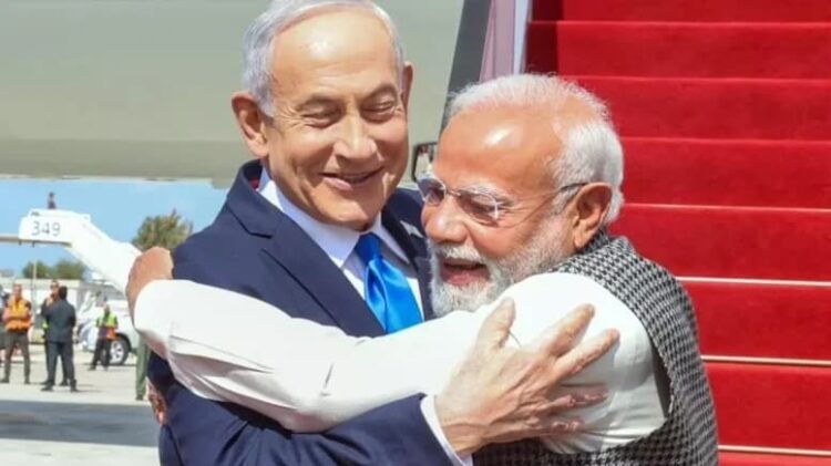 Hindistan Başbakanı uçaktan iner inmez Netanyahu’ya sarıldı