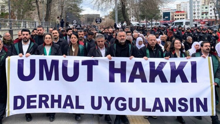 Diyarbakır’da avukatlardan Öcalan için “umut hakkı” yürüyüşü