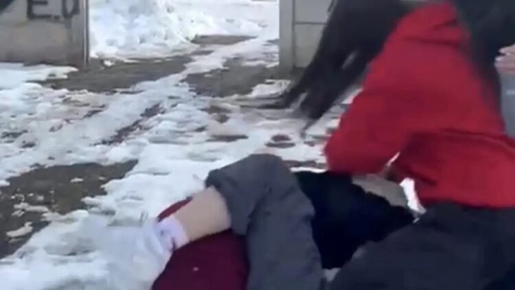 Ortaokul öğrencilerinin önünü kesip darp ettiler