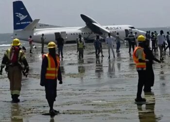 Somali’de pistten çıkan yolcu uçağı deniz kıyısına savruldu