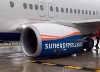 Antalya’da kalkışa hazırlanan uçağın tekerlekleri koptu