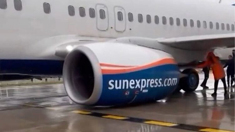 Antalya’da kalkışa hazırlanan uçağın tekerlekleri koptu