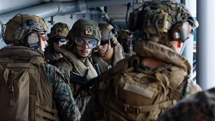 3500 ABD deniz piyadesini taşıyan gemi Orta Doğu’ya ulaştı