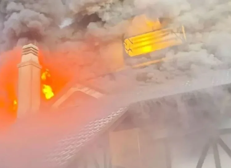 Ünlü oyuncunun evi yandı: ”Annem sahura kalkmasaydı ölmüştük”