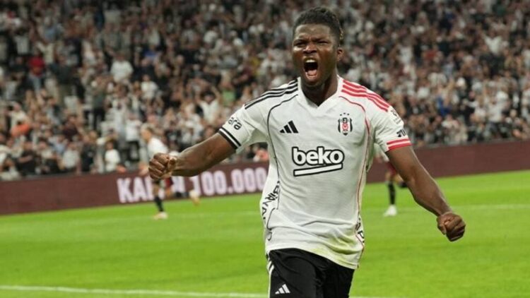 El Bilal Toure’den Beşiktaş taraftarına çağrı: Telefonlarının arkasına saklanıp kendi oyuncularını eleştiren o aptallar gibi olmayın