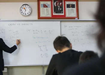 Emekli olursa geliri düşecek: 123 bin öğretmen mecburen görevde kalıyor