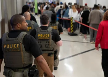Güvenlik görevlileri maaş alamadığı için iş bıraktı; ABD’de binlerce göçmen polisi havaalanlarına konuşlandırıldı