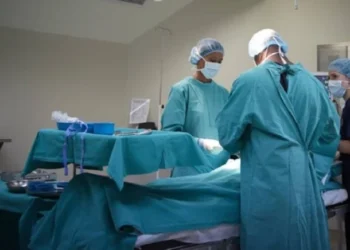 Hastayı ameliyat masasında bırakıp neşterle kavga ettiler