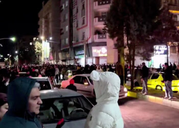 İranlılar Hamaney’in ölümünü kutlamak için sokaklara döküldü