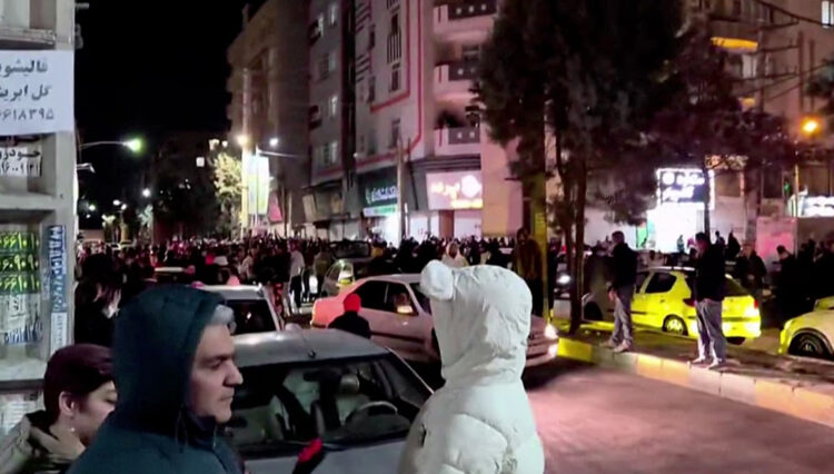 İranlılar Hamaney’in ölümünü kutlamak için sokaklara döküldü