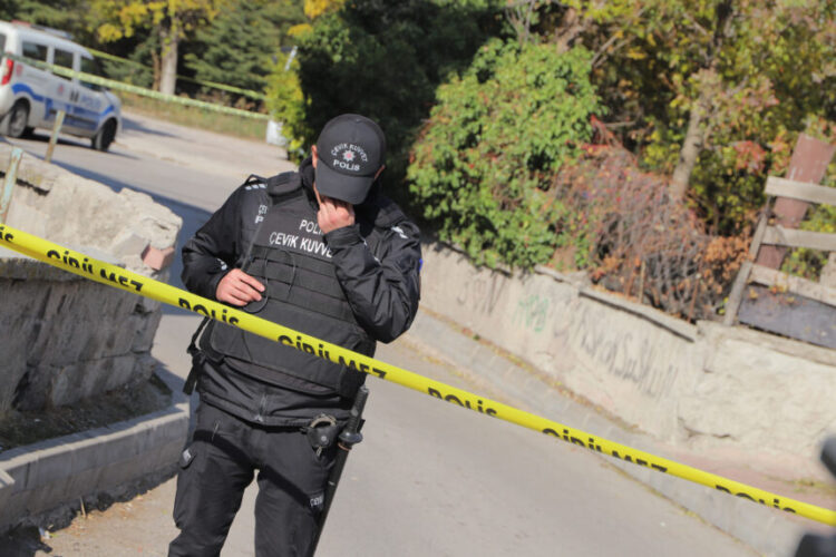 Koruma kararı verilen karısı dahil dört kişiyi öldürdü