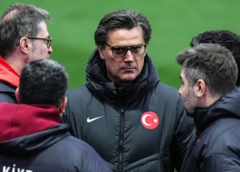 Bütün gece uyutmadılar: A Milli Takım’a gece yarısı havai fişekli taciz