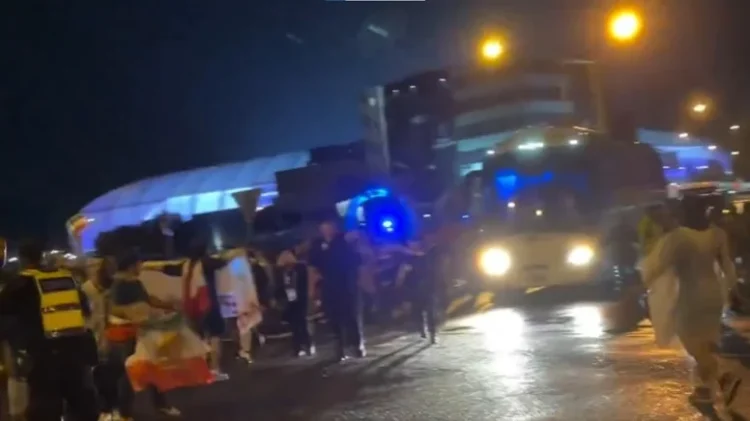 Otobüsün içinden yardım istediler: İran Milli Marşı’nı okumayan kadın futbolcuların önünü kestiler