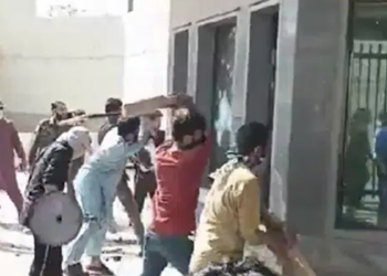 Pakistan’da ABD Konsolosluğu’na saldırı: En az 10 ölü