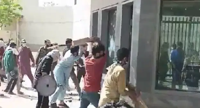 Pakistan’da ABD Konsolosluğu’na saldırı: En az 10 ölü