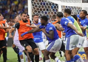 Şampiyonluk maçında tam 23 futbolcuya kırmızı kart