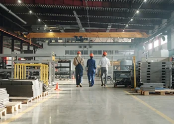 Mağaza açık ama satış yok: Savaş, fabrikalara erken tatil yaptırdı