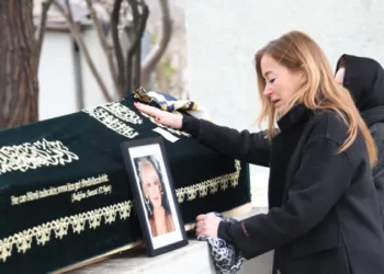 Sosyetenin ünlü ismi annesinden kalan görüntüleri izleyince dondu kaldı